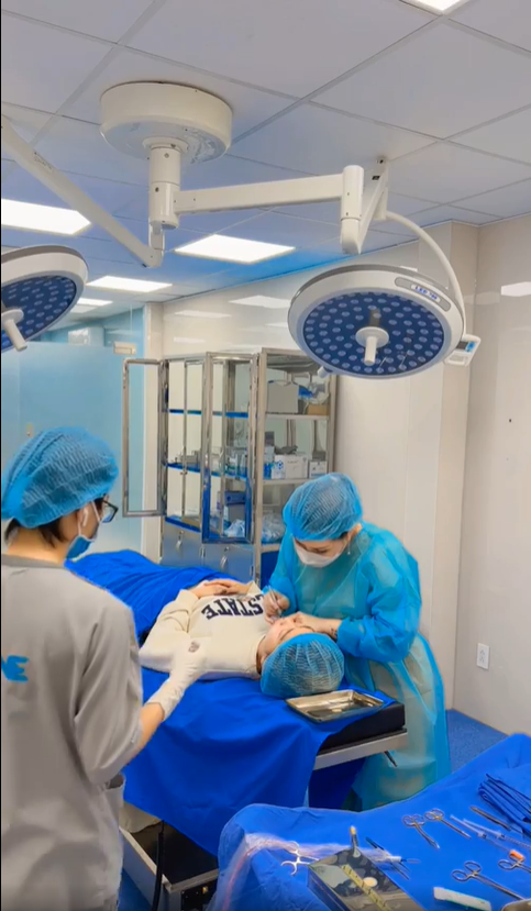 cơ sở vật chất thực hiện quy trình phẫu thuật tạo hình thẩm mỹ phải an toàn và sạch sẽ